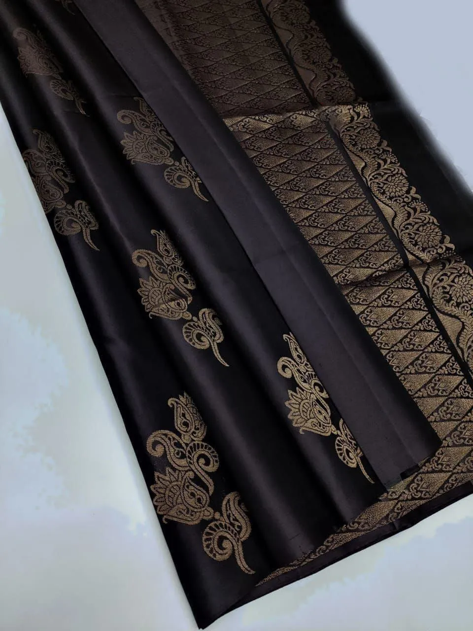 Flaunt Black Soft Silk Saree With Incomparable Blouse Piece